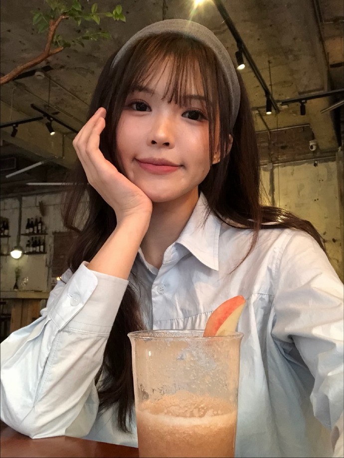 无畏契约主持人麦麦晒照:好久不见呀!最近好不好! 