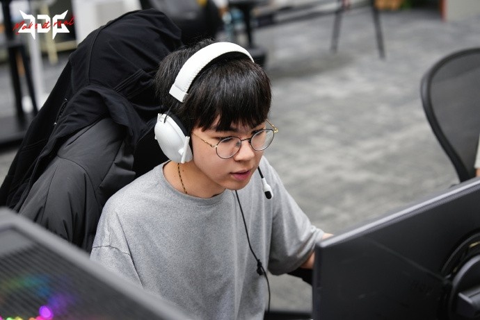 JDG分享选手及教练训练返图:努力训练,积极备战!