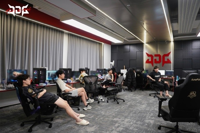 JDG分享选手及教练训练返图:努力训练,积极备战!