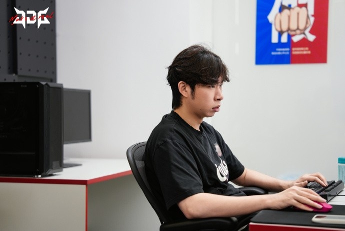 JDG分享选手及教练训练返图:努力训练,积极备战!