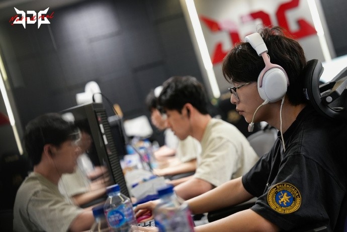 JDG分享选手及教练训练返图:努力训练,积极备战!
