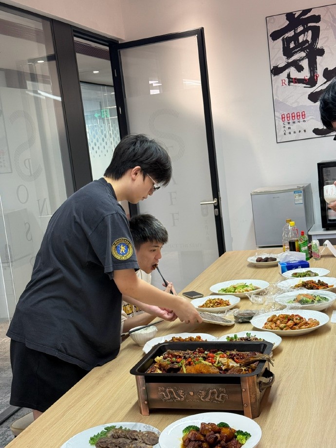 JDG分享队员晚饭聚餐照:到饭点了!开吃🍚