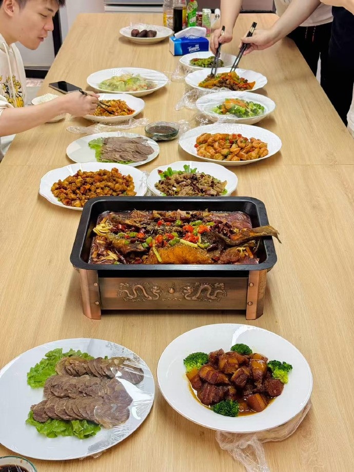 JDG分享队员晚饭聚餐照:到饭点了!开吃🍚