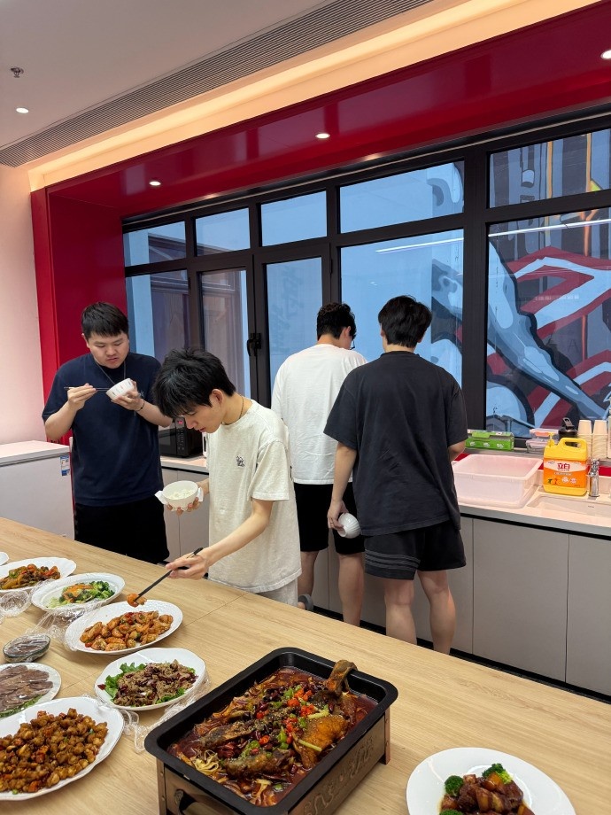 JDG分享队员晚饭聚餐照:到饭点了!开吃🍚