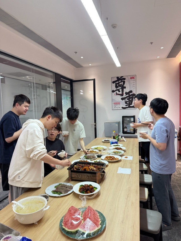 JDG分享队员晚饭聚餐照:到饭点了!开吃🍚