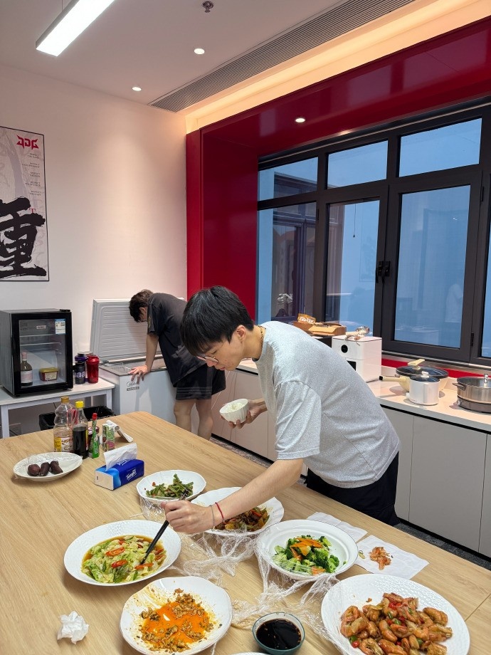 JDG分享队员晚饭聚餐照:到饭点了!开吃🍚