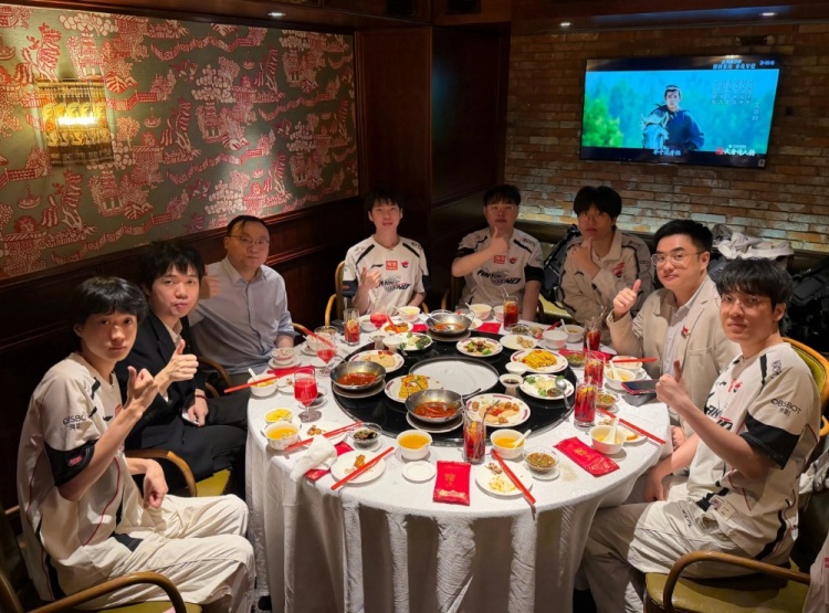 【万博电竞】好多的红包😍AL分享队员及教练赛后聚餐照：造！