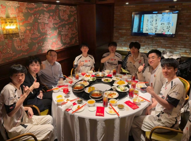 好丰盛！😍AL分享队员及教练赛后聚餐照：造！