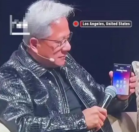 【万博电竞】你怎么连免提都不会开🤣特朗普当众打给老黄:AI威胁论是骗局!