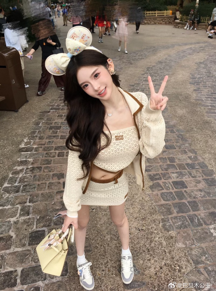 前职业选手卢本伟妻子微博晒照:迪士尼九宫格来也