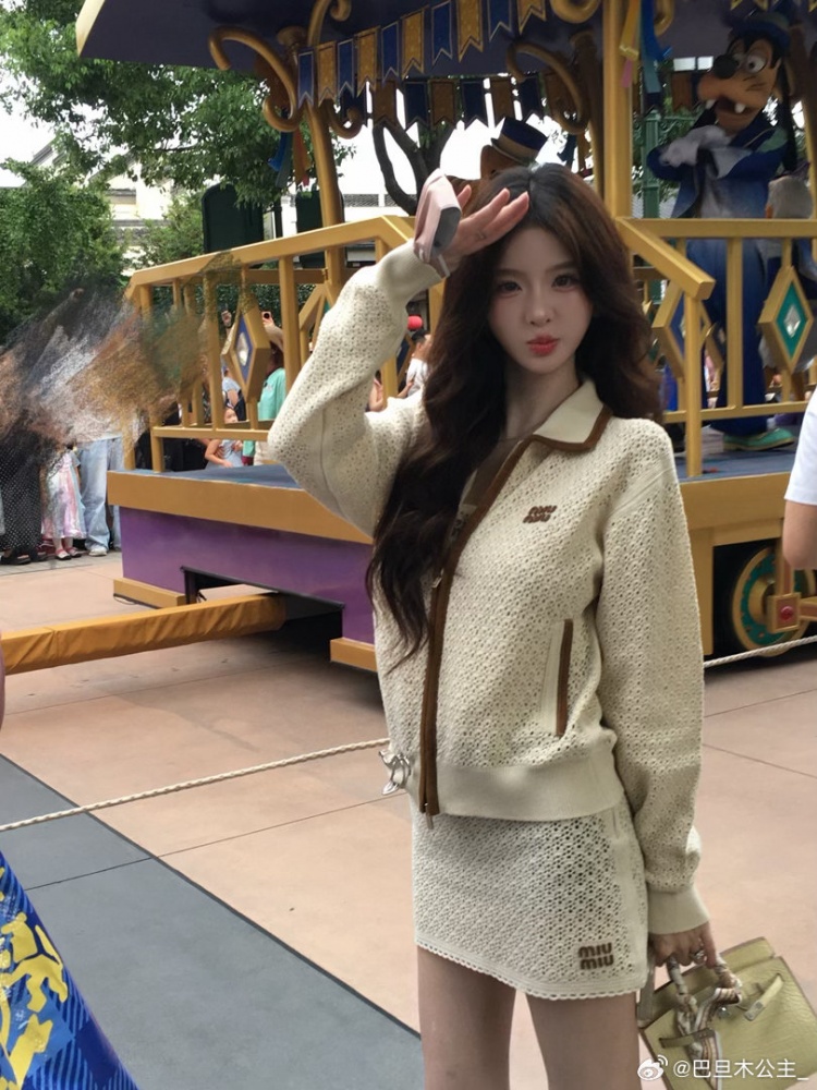 前职业选手卢本伟妻子微博晒照:迪士尼九宫格来也