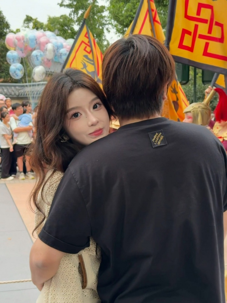 前职业选手卢本伟妻子微博晒照:迪士尼九宫格来也