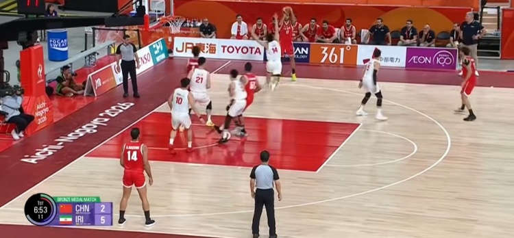 低迷！中国男篮开局4分钟仅靠胡金秋拿到2分 2-8落后伊朗