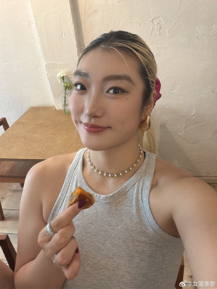 李梦社媒晒照并送上中秋节日祝福:中秋快乐大家