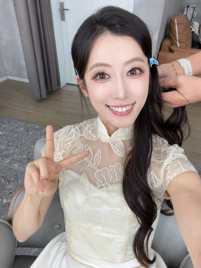 主持人张小薇晒照:冒个泡 今天在雨哥的直播间来主持啦!【球盟会】