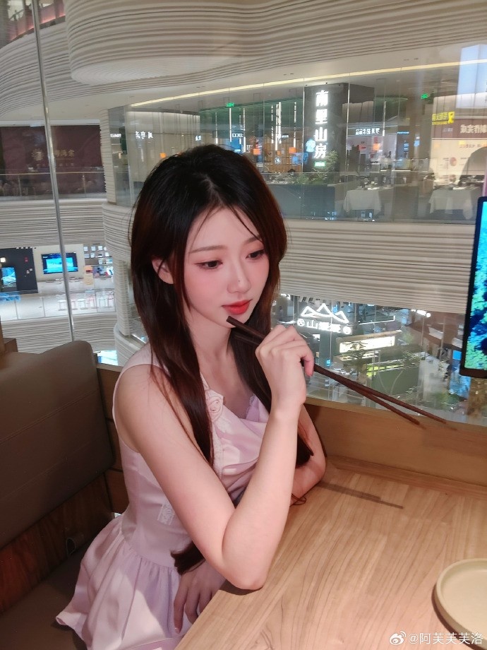 【万博电竞】主持人阿芙分享照片:中秋快乐🎑吃什么了呀大家 