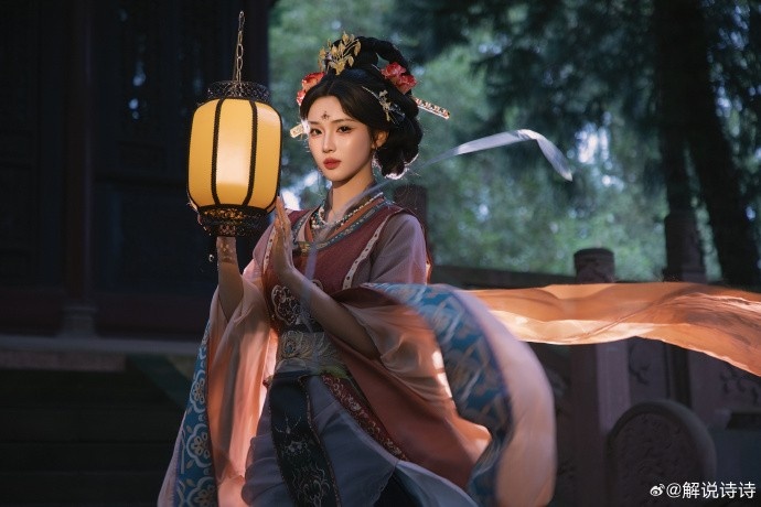 KPL主持人诗诗发布古风写真：山穷水尽处，回眸一遍你