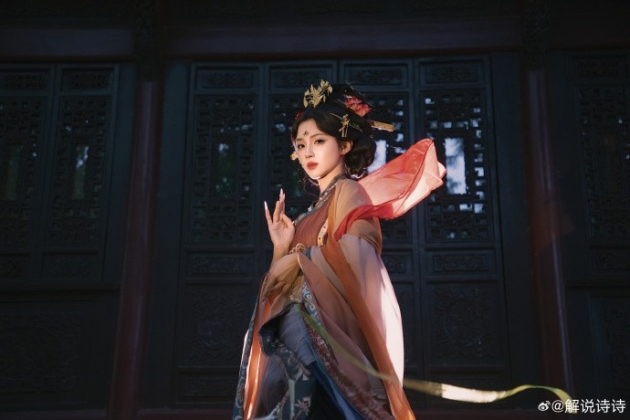 KPL主持人诗诗发布古风写真：山穷水尽处，回眸一遍你
