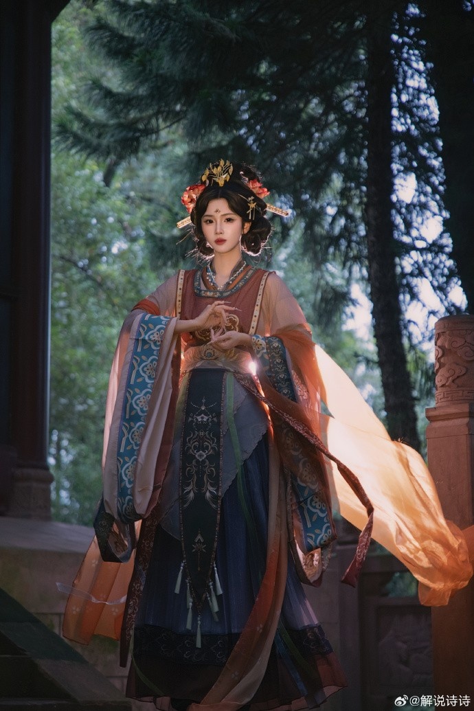 KPL主持人诗诗发布古风写真：山穷水尽处，回眸一遍你