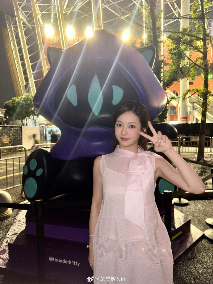无畏契约主持人曼妮分享照片：和幽影猫猫一年前也拍过合影！