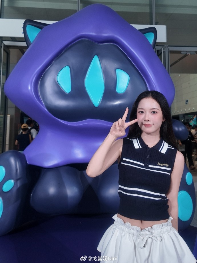 无畏契约主持人曼妮分享照片：和幽影猫猫一年前也拍过合影！