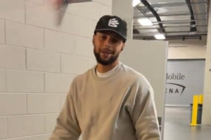 微微歪头一笑！NBA官方晒库里入场视频 手提保温杯很轻松