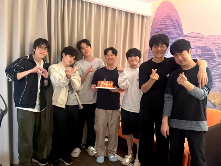BRO为S12冠军教练Ssong庆祝生日:北京惊喜生日派对