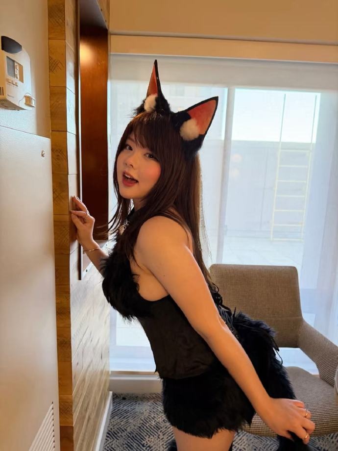 英文流解说Kitty分享照片:meow.🐈⬛