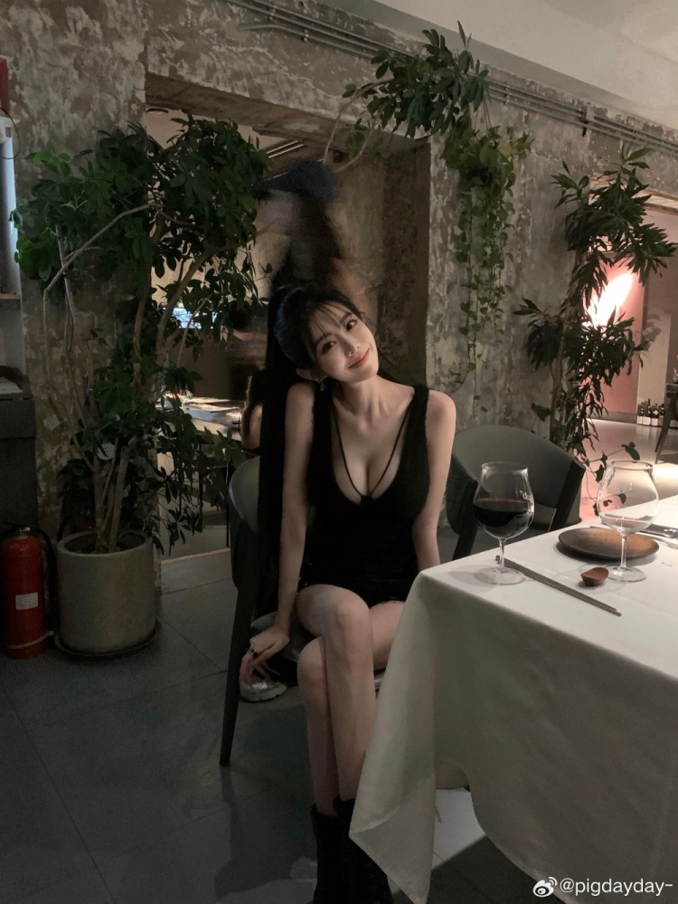 这身材简直了!KPL梓墨女友晒照:偶尔粗眼线🍷
