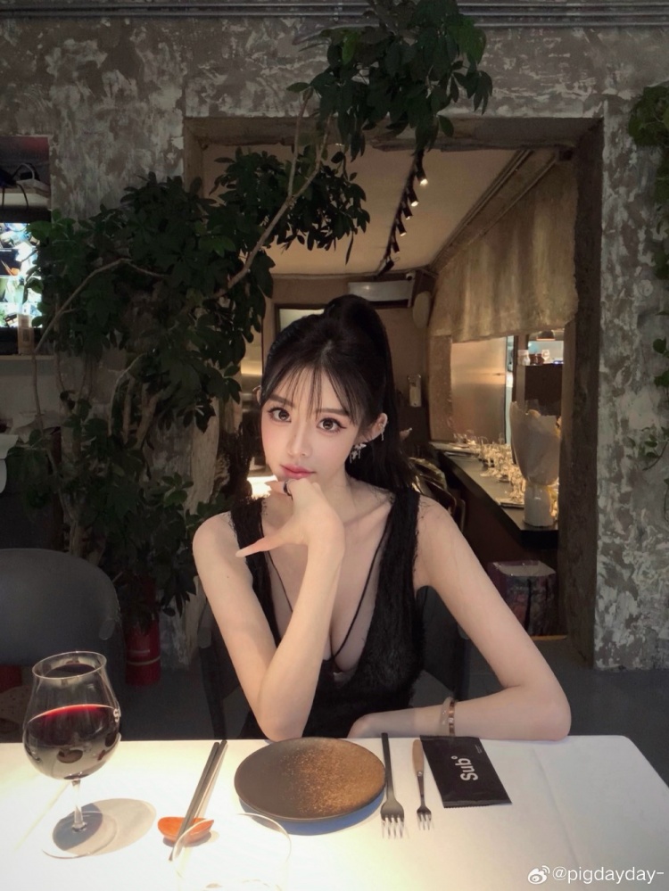 这身材简直了!KPL梓墨女友晒照:偶尔粗眼线🍷