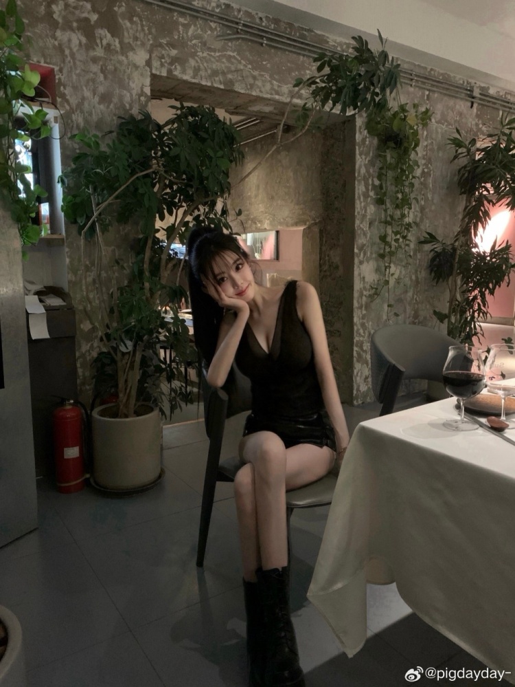 这身材简直了!KPL梓墨女友晒照:偶尔粗眼线🍷