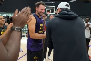 气氛很愉悦！雷迪克训练中向东契奇颁发了NBA年度最佳控球奖