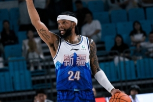 能攻能组织！新疆外援辛普森16中9拿下24分4板11助1断