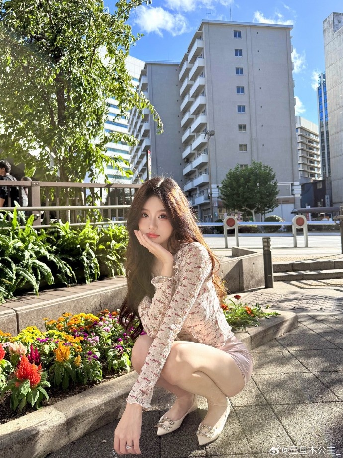 【万博电竞】巴旦木公主分享照片：旅游必须得有阳光呀☀️
