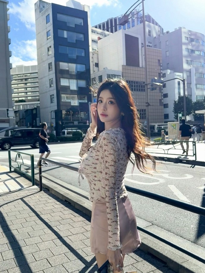 【万博电竞】巴旦木公主分享照片：旅游必须得有阳光呀☀️