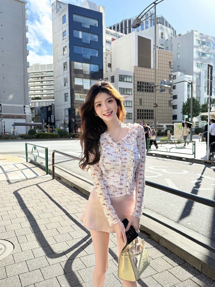 【万博电竞】巴旦木公主分享照片：旅游必须得有阳光呀☀️