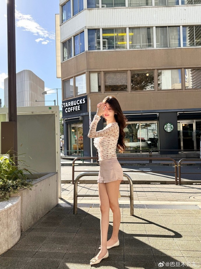 【万博电竞】巴旦木公主分享照片：旅游必须得有阳光呀☀️