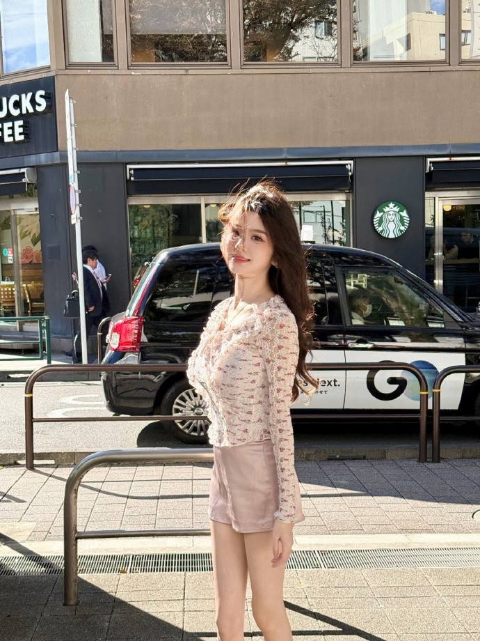 【万博电竞】巴旦木公主分享照片：旅游必须得有阳光呀☀️