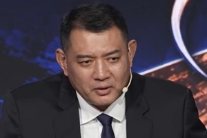 巩晓彬：山东外援班顿属于面条型身材 身体对抗比较差