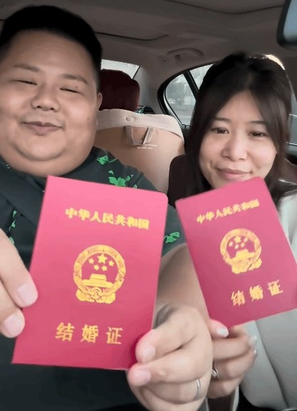 不得吃蝉蛹庆祝下！吃播网红良子宣布领证 与娟儿修成正果
