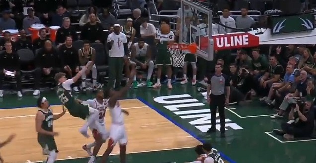 NBA官方：亚库乔尼斯在昨天对阵公牛的比赛中假摔 被罚款2000美元