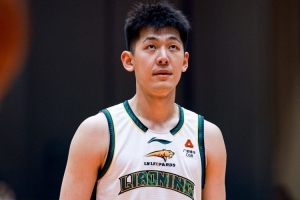 光吃饼还不够！张陈治锋半场4中4拿到8分4板 护筐做得一般