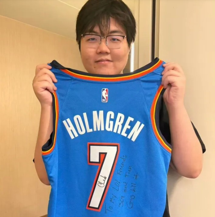 【万博电竞】369社媒分享雷霆球星霍姆格伦亲签球衣:舒服