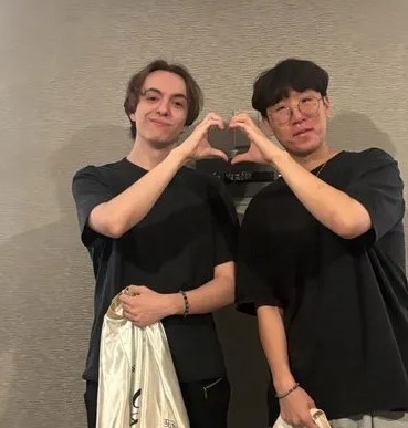 【万博电竞】KC下路选手Caliste分享与Ruler交换队服照片:谁暗恋谁