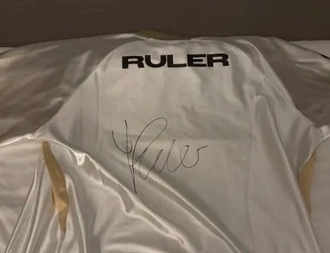 KC下路选手Caliste分享与Ruler交换队服照片:谁暗恋谁