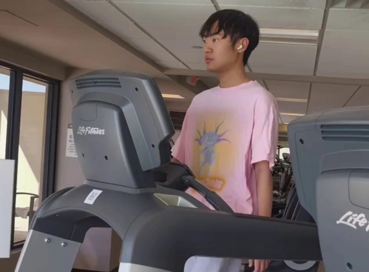 【万博电竞】BLG分享前方选手视频，配文：健康生活之早起健身