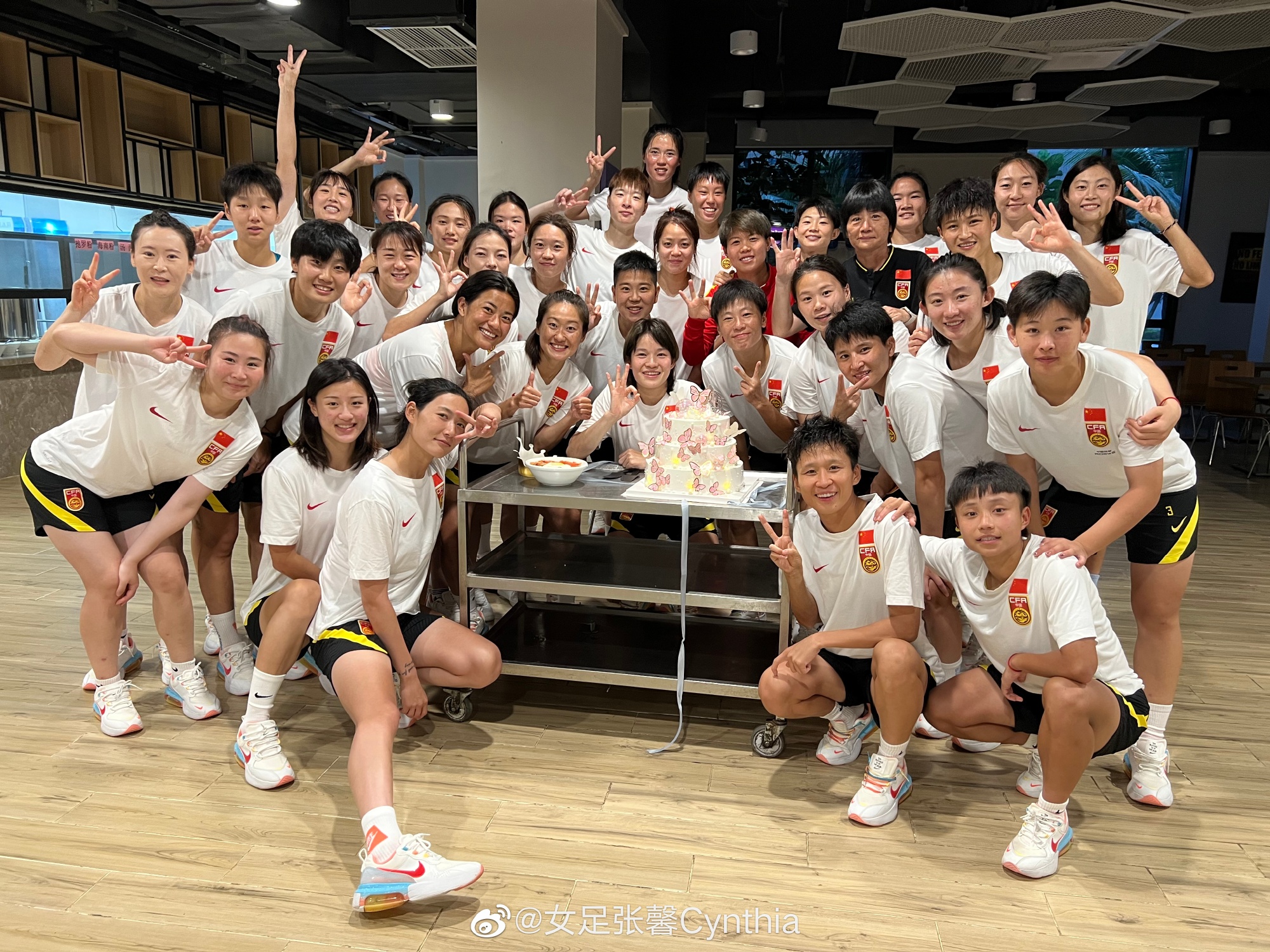 中国女足全队庆祝张馨30岁生日，“寿星”许愿：女足精神依然坚挺