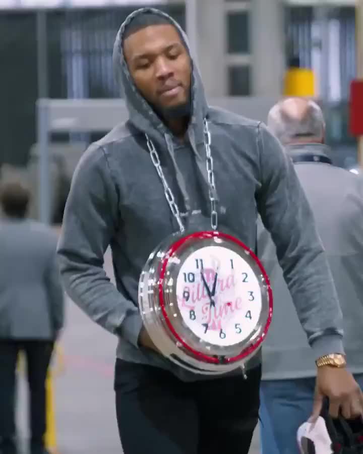 利拉德带金表进场 利拉德看表壁纸