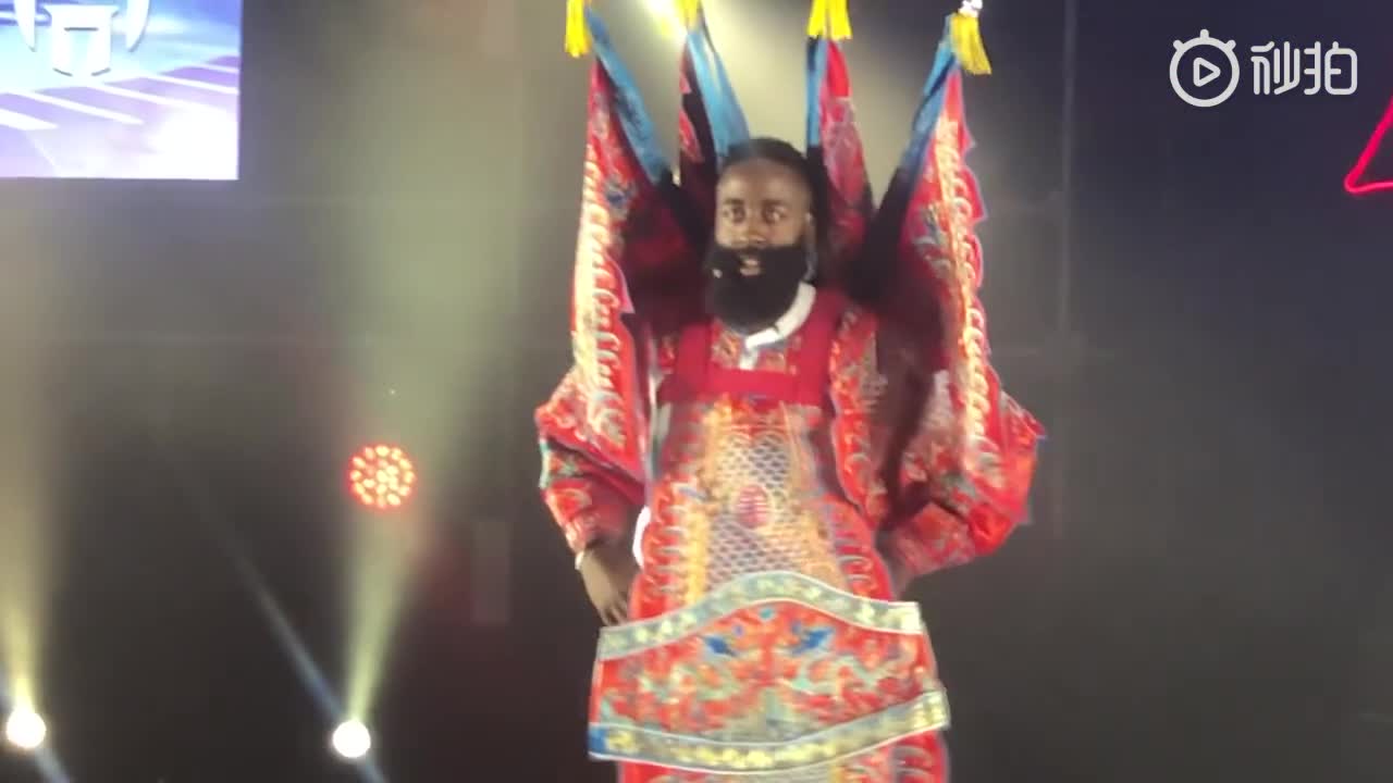 感受下中国的传统文化！登哥这身京剧打扮什么水平？