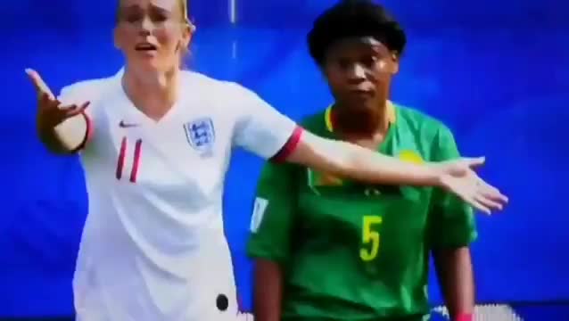 吐口水、推裁判+踩脚踝！喀麦隆女足球员行为引发巨大争议